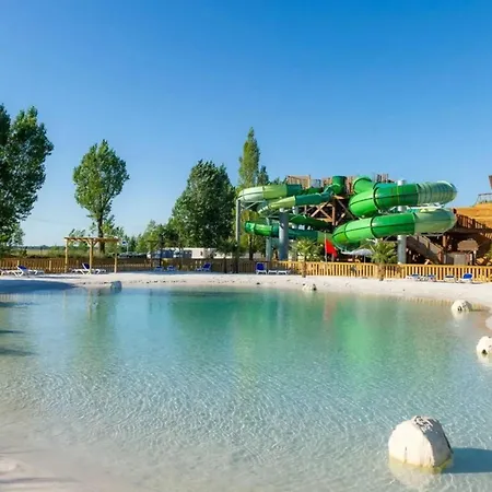 Confortable Pres De Avec Piscine