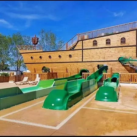 Confortable Pres De Avec Piscine